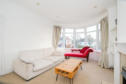 2 bedroom flat to rent, Beresford Road, Chingford E4