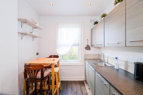 2 bedroom flat to rent, Beresford Road, Chingford E4