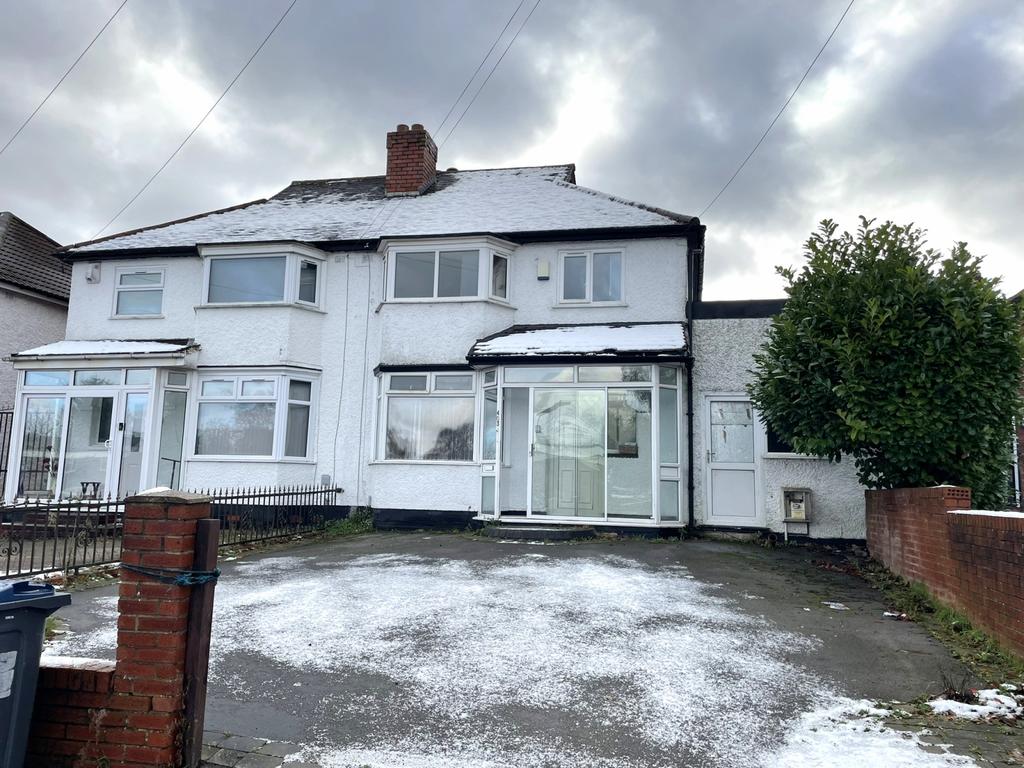 A Large 3/4 Semi Detached House For Sale With Dri