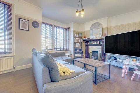 4 bedroom flat for sale, Lancaster Gardens, Southend-on-sea, SS1