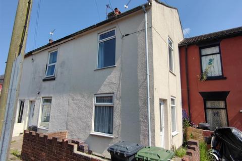 2 bedroom detached house to rent, Queens Place, Mill Road, Gt Yarmouth, NR31 0HT