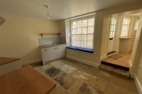 4 bedroom terraced house to rent, 4 Market Place, Kirkbymoorside, York