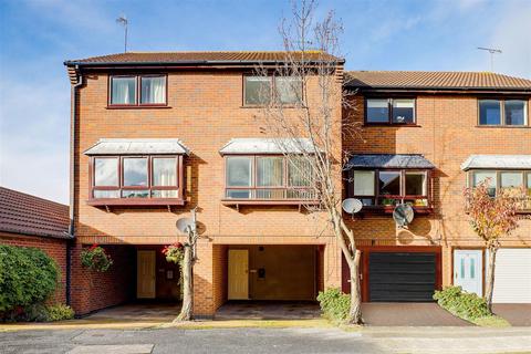 2 bedroom townhouse to rent, Chelsbury Court, Arnold NG5