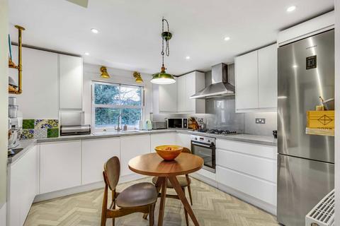 3 bedroom flat to rent, Fernlea Road, London SW12