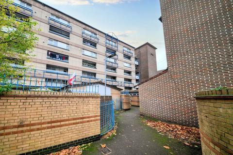 3 bedroom flat for sale, 338 Melbourne Court, Holdbrook South, Waltham Cross, Hertfordshire, EN8 7SP