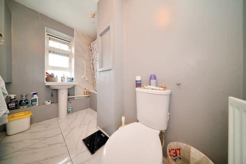 3 bedroom flat for sale, 338 Melbourne Court, Holdbrook South, Waltham Cross, Hertfordshire, EN8 7SP