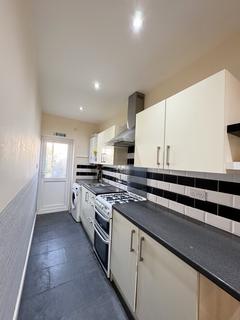 3 bedroom terraced house to rent, Hulse Avenue, Barking IG11