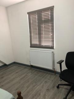 1 bedroom in a house share to rent, Platt Lane, Manchester M14