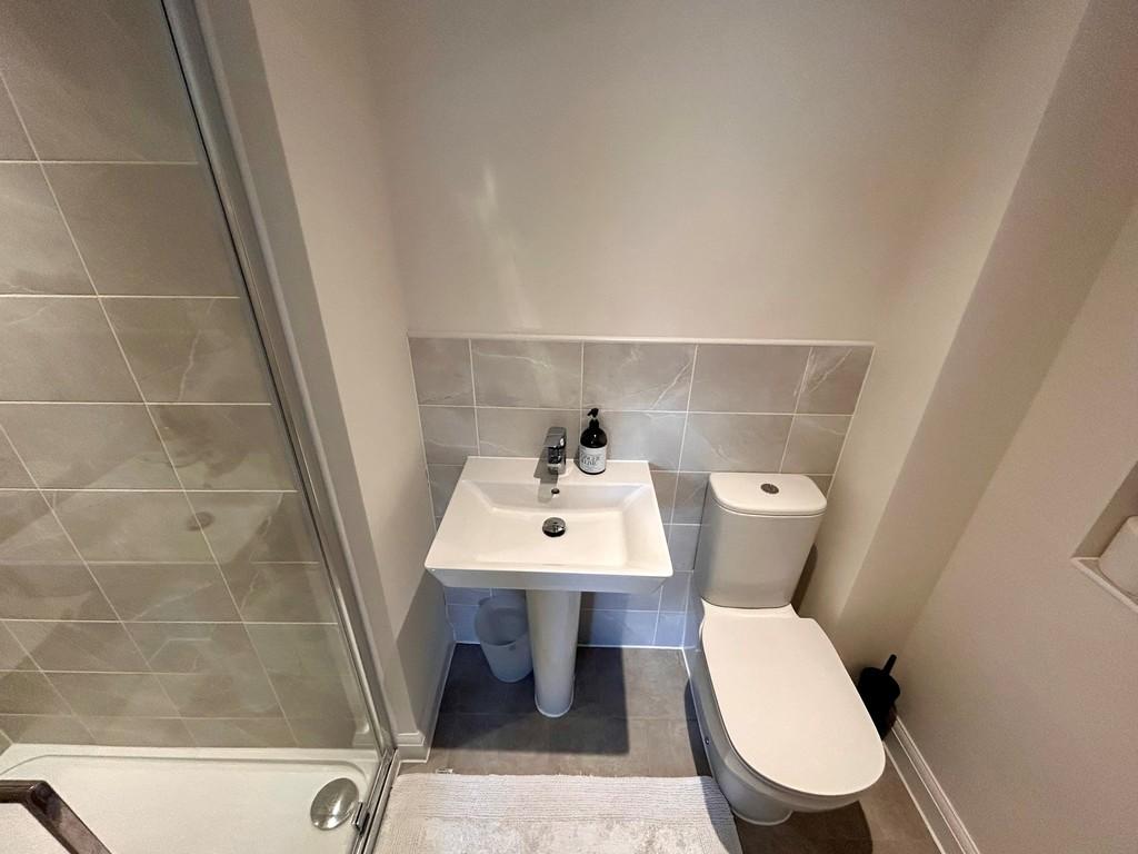 39 neptune ensuite 2