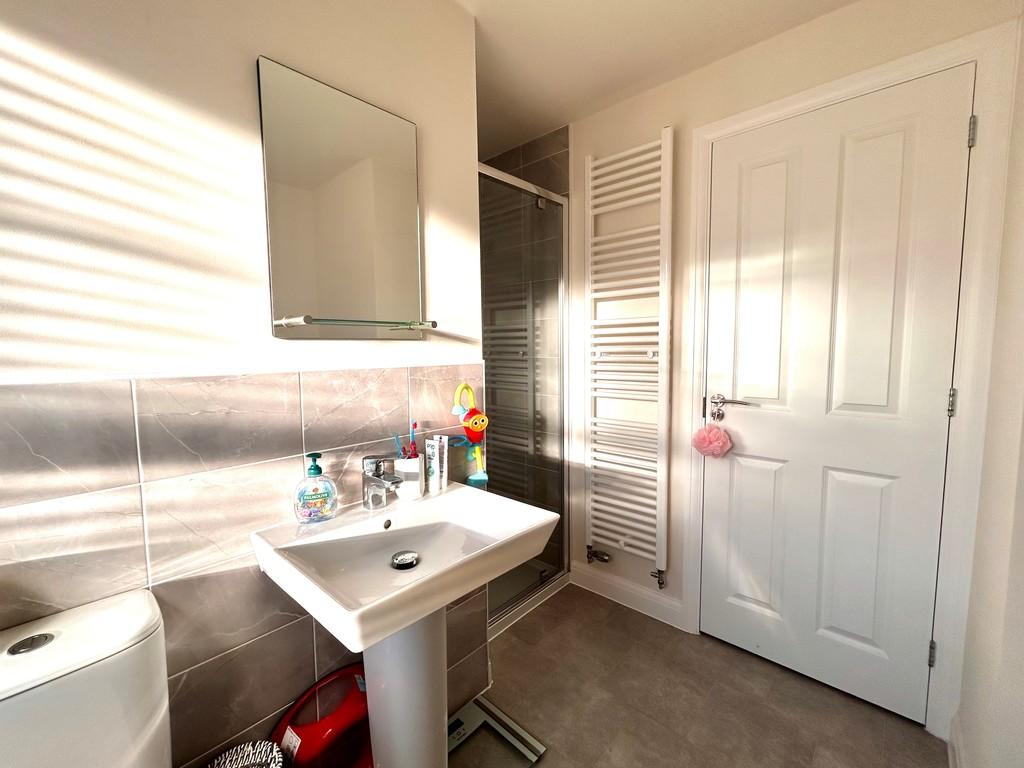 39 neptune bathroom 1