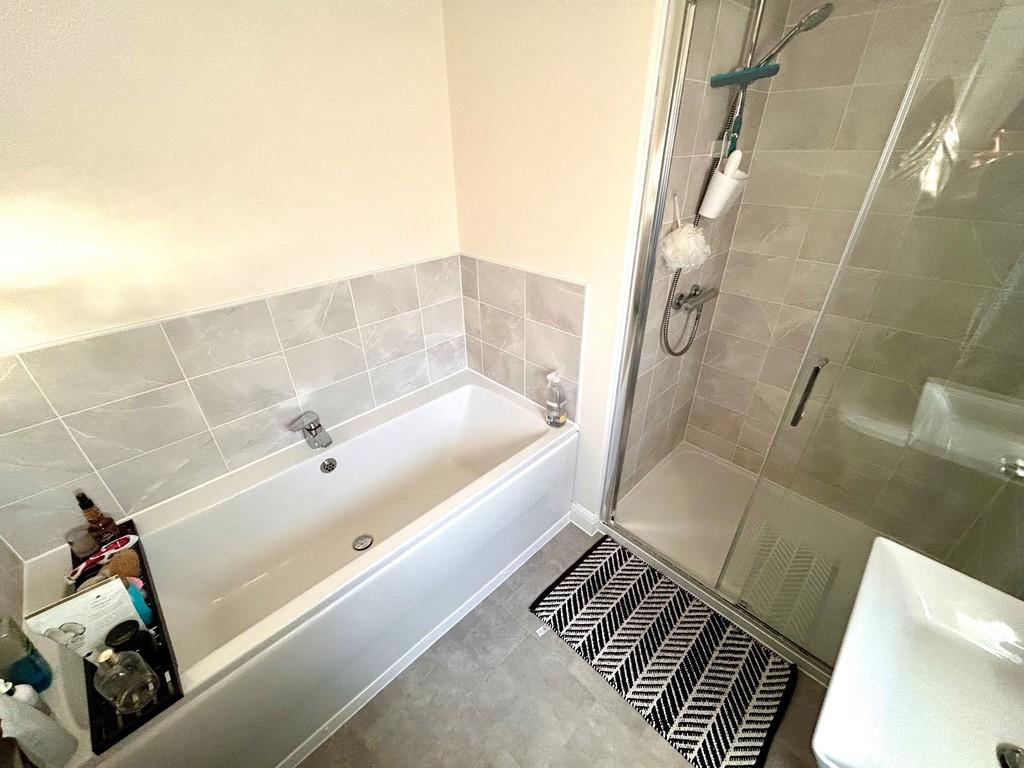 39 neptune ensuite 1