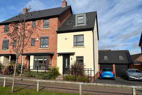 4 bedroom end of terrace house to rent, Wall Close, Lawley