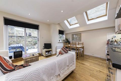 3 bedroom flat to rent, Corrance Road, London SW2