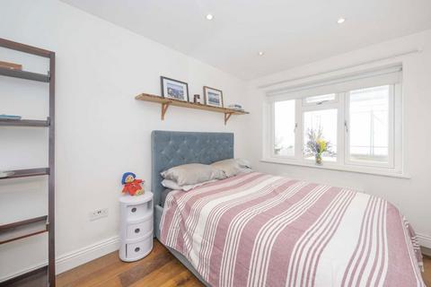 2 bedroom flat to rent, Gauden Road, London SW4