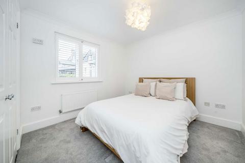 61 Thames Close, Hampton, TW12 2ET