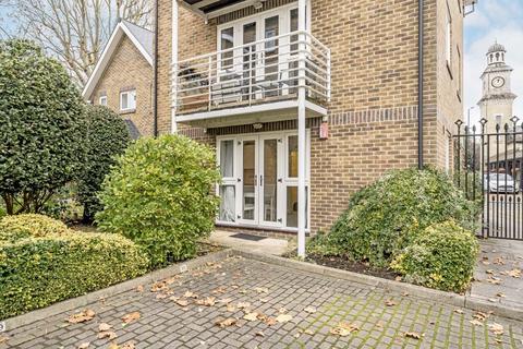 61 Thames Close, Hampton, TW12 2ET