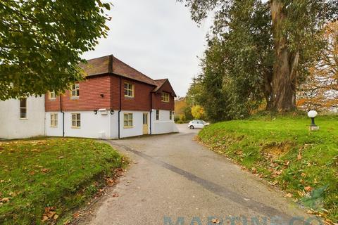 2 bedroom flat to rent, Flat Staplefield Court, Brantridge Lane