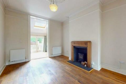 4 bedroom terraced house to rent, Oak Avenue, Burley in Wharfedale, Ilkley, LS29