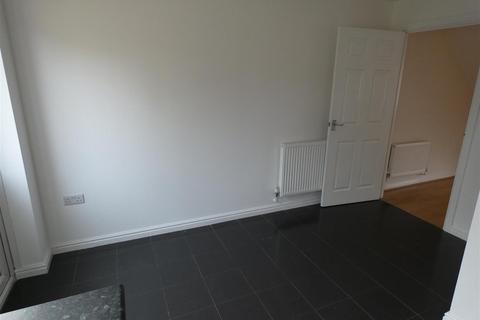 3 bedroom townhouse to rent, Barker Round Way, Stretton, Burton On Trent