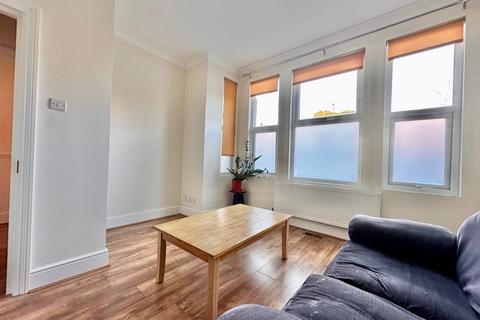 2 bedroom flat to rent, Frome Road, Turnpike Lane N22