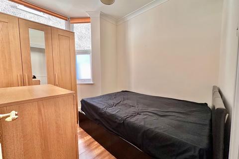 2 bedroom flat to rent, Frome Road, Turnpike Lane N22