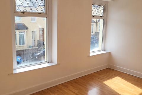 3 bedroom terraced house to rent, Coigne Terrace, Barry CF63