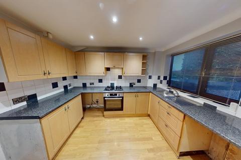 3 bedroom detached house to rent, Deanery Gardens BD10