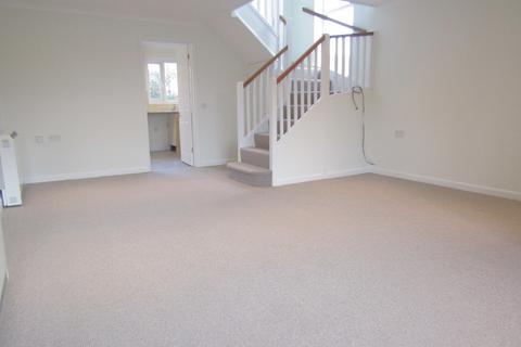 2 bedroom end of terrace house to rent, St Marys Road, Frinton-on-Sea CO13