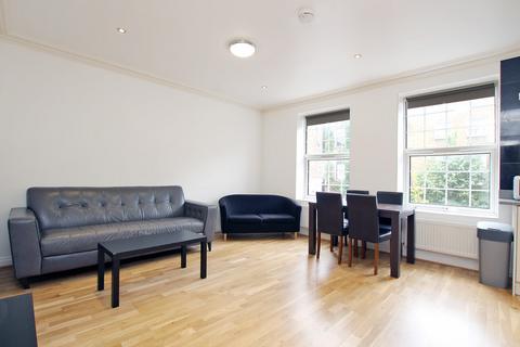 3 bedroom barn conversion to rent, New Road, London