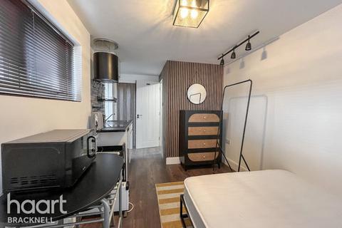 Studio to rent, Martin Close, Windsor
