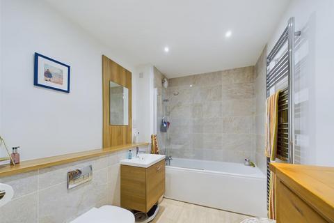 16 Berwick Brae, Perth, PH2 0TN
