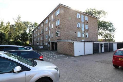 2 bedroom apartment to rent, Copford Close, Woodford