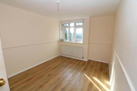 2 bedroom apartment to rent, Copford Close, Woodford