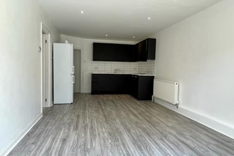 Studio to rent, Cavendish Gardens, Ilford IG1