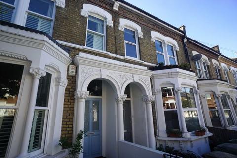 3 bedroom flat to rent, Gowlett Road, London SE15