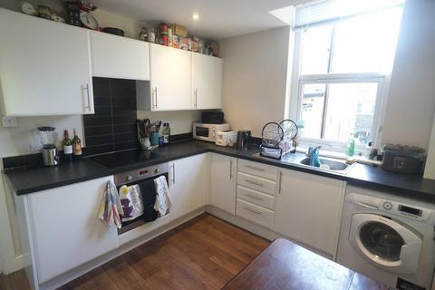 3 bedroom flat to rent, Gowlett Road, London SE15