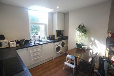 3 bedroom flat to rent, Gowlett Road, London SE15