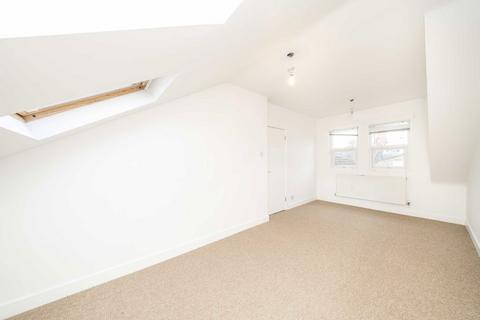 3 bedroom flat to rent, Gowlett Road, London SE15