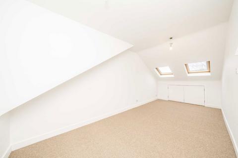 3 bedroom flat to rent, Gowlett Road, London SE15