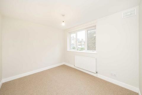 3 bedroom flat to rent, Gowlett Road, London SE15