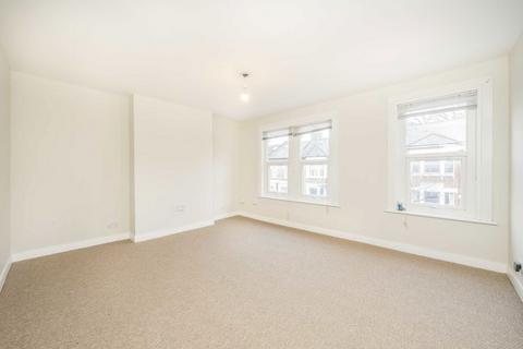 3 bedroom flat to rent, Gowlett Road, London SE15