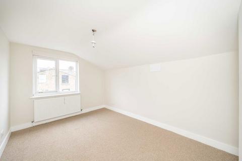 3 bedroom flat to rent, Gowlett Road, London SE15