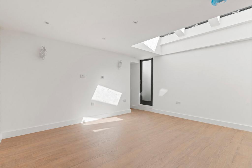 Apartment in Islington - View 4