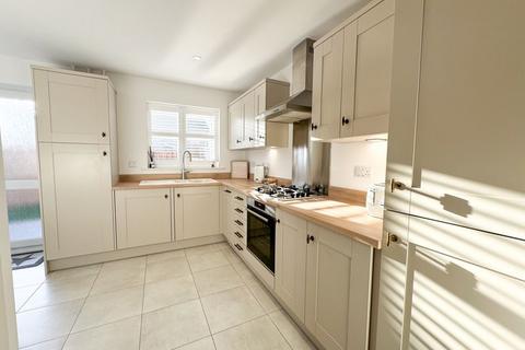 2 bedroom end of terrace house for sale, BLACKBIRD CLOSE, WALTHAM