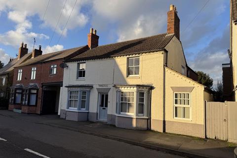 4 bedroom semi-detached house to rent, Braunston