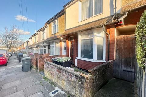 3 bedroom terraced house for sale, Ferndale Road, Luton