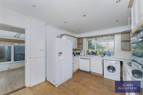 4 bedroom detached house to rent, Evelyn Avenue, Ruislip HA4 8AA