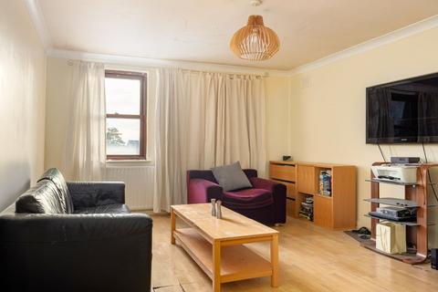 1 bedroom flat for sale, Station Road, 2 mins walk to Thames, Hampton