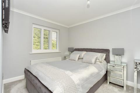 3 bedroom detached house for sale, Chequers Court, Strood, Rochester, Kent