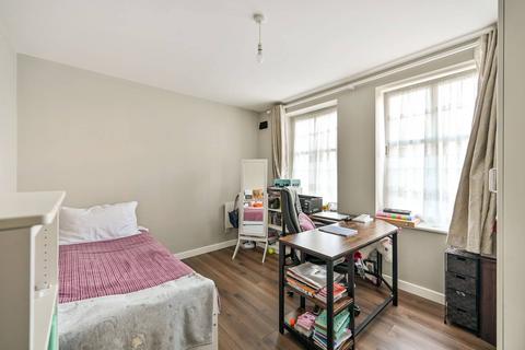 2 bedroom flat for sale, Lebanon Court, East Twickenham, Twickenham, TW1